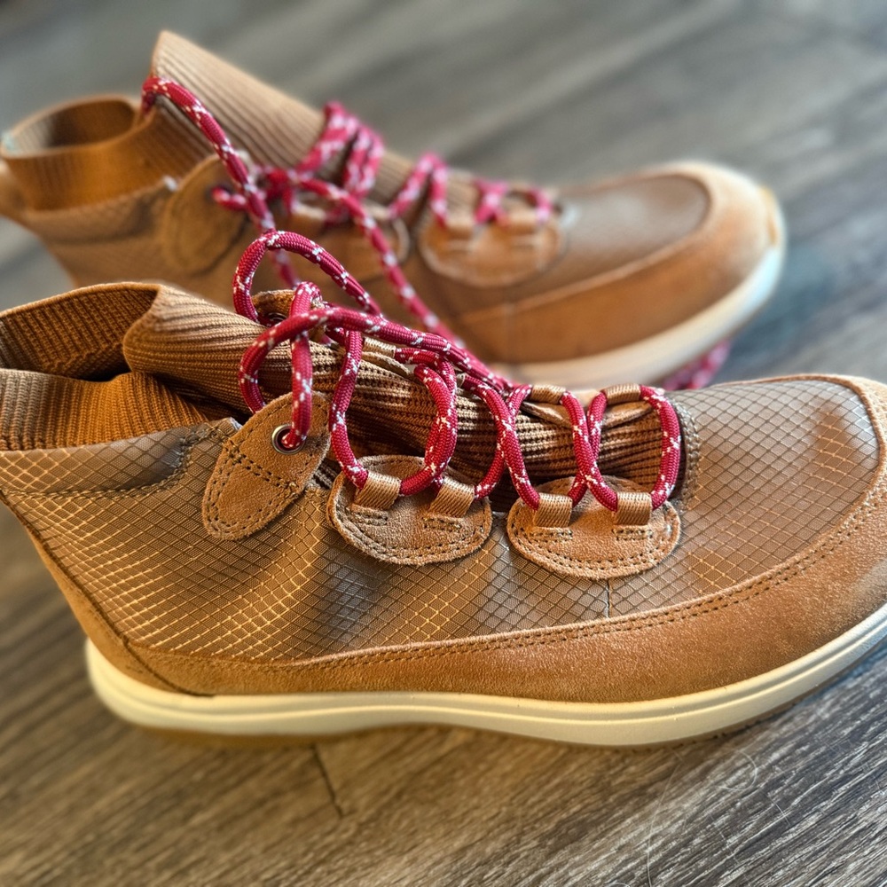 Nurture by Lamaze Brown High-Top Sneakers